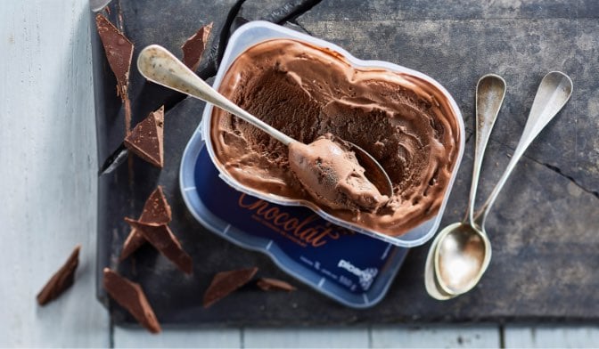 Crème glacée chocolat avec pépites de chocolat — vue 2